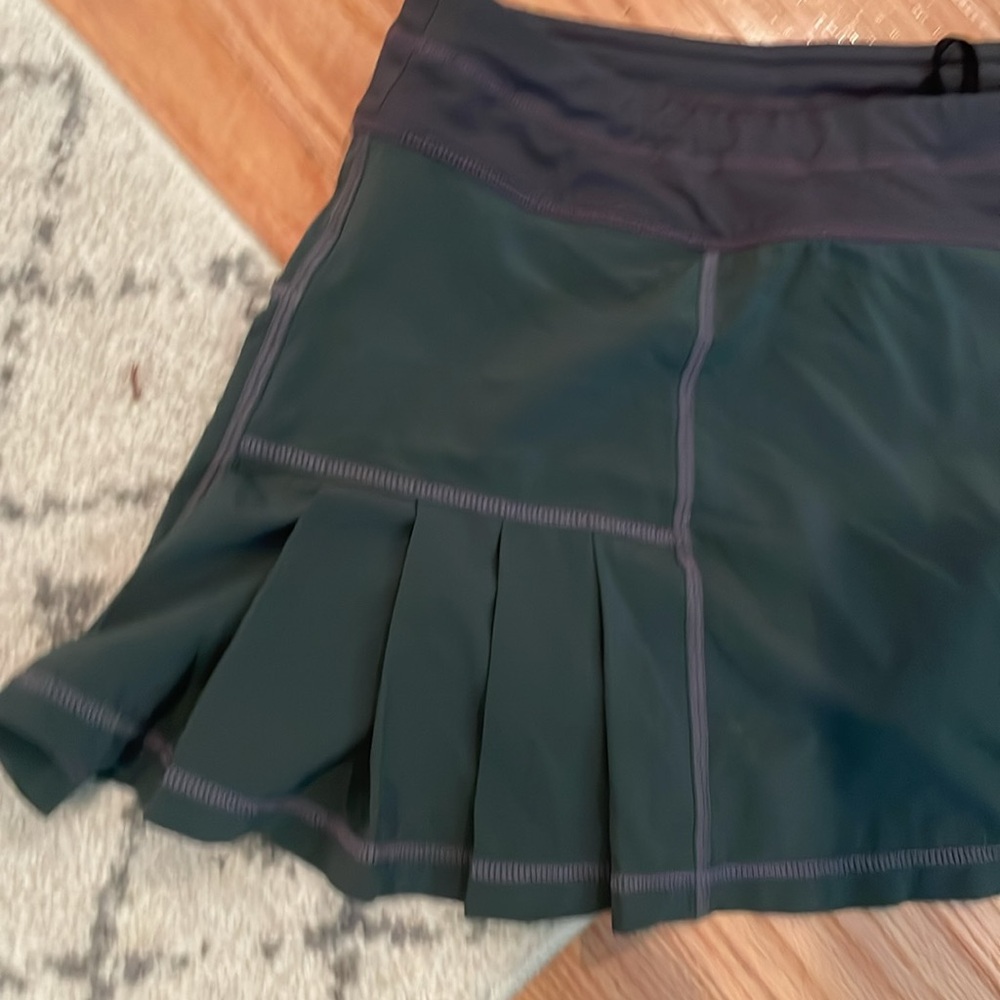 Athleta Skirt Shorts Underneath Grey w Purple stitching